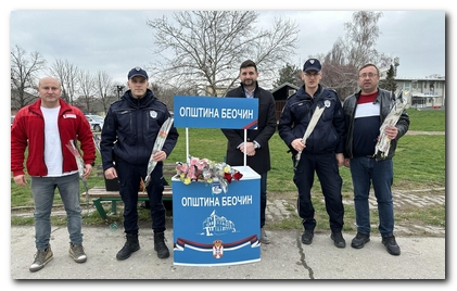 Cveće na ulicama Beočina za sugrađanke povodom obeležavanja 8. marta