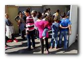 Podela paketa školskog pribora đacima romske populacije