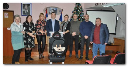 Opština Beočin roditeljima dodelila auto-sedišta za decu